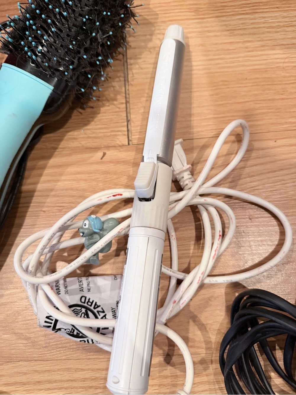 Bio ionic style wander . White Curling Iron Hair Styling Wand - White